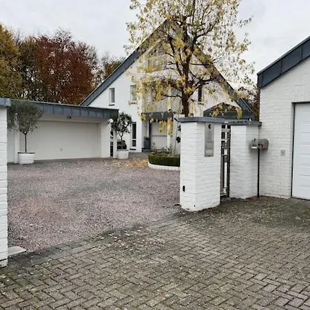 Luxurious House Only Few Minutes From Villa
